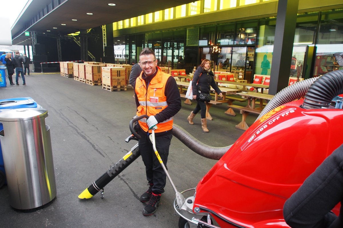 Matthi_Peter's tweet photo. Unsere #RailClean MA sorgen dafür, dass der neue #Bahnhof #Oerlikon am Eröffnungswochenende besonders glänzt. Grosses Merci! #sbb https://t.co/kSIwqgUmsK