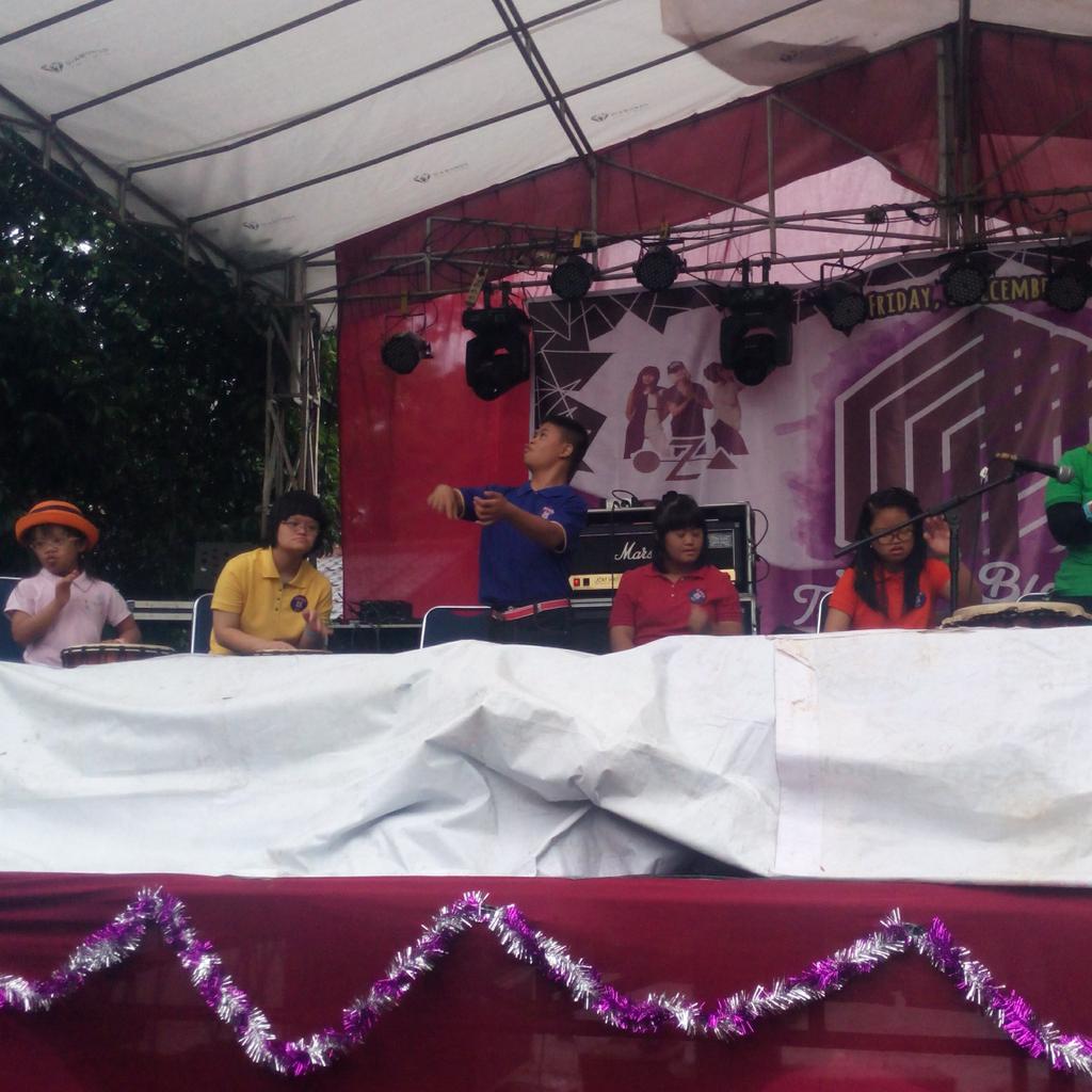 FisipDays's tweet photo. Penampilan dari anak-anak disabilitaspun ikut meramaikan BlackBox kali iniii. Hebatloh mereka dengan perkusinyaa. Bangga #salamkotakhitam https://t.co/kyxfxeQYjQ