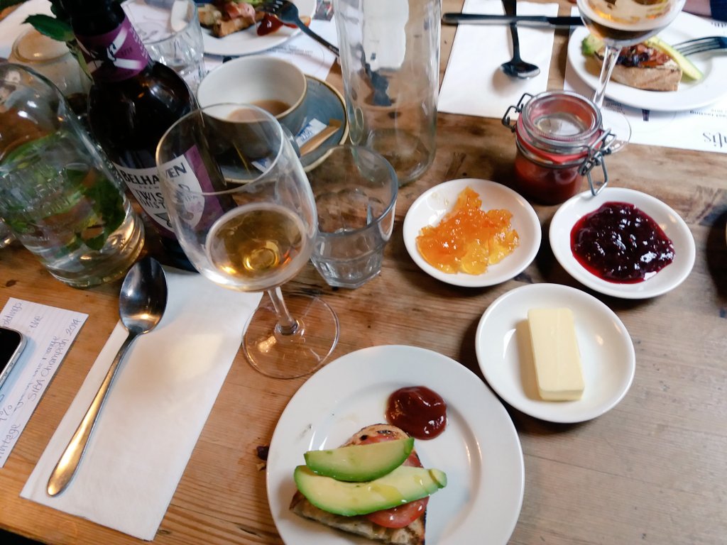 LauraGrassulini's tweet photo. That's how every day should be kicked off. Thanks @Dealatis #BeerandBreakfast @Publicasity https://t.co/t1SQU8h4jI