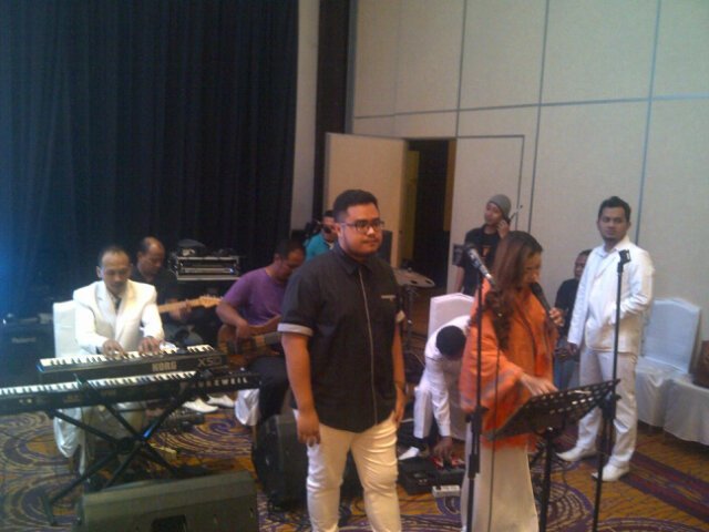 Soundcheck &amp; prepare at <a href="/ShangriLaSUB/">Shangri-La Surabaya</a> ballroom, with <a href="/rensza_drum/">rensza vereira</a> @aji_jeh <a href="/farizhadyann/">Fariz Hadyan</a> on @BankBCA_ID gathering :)