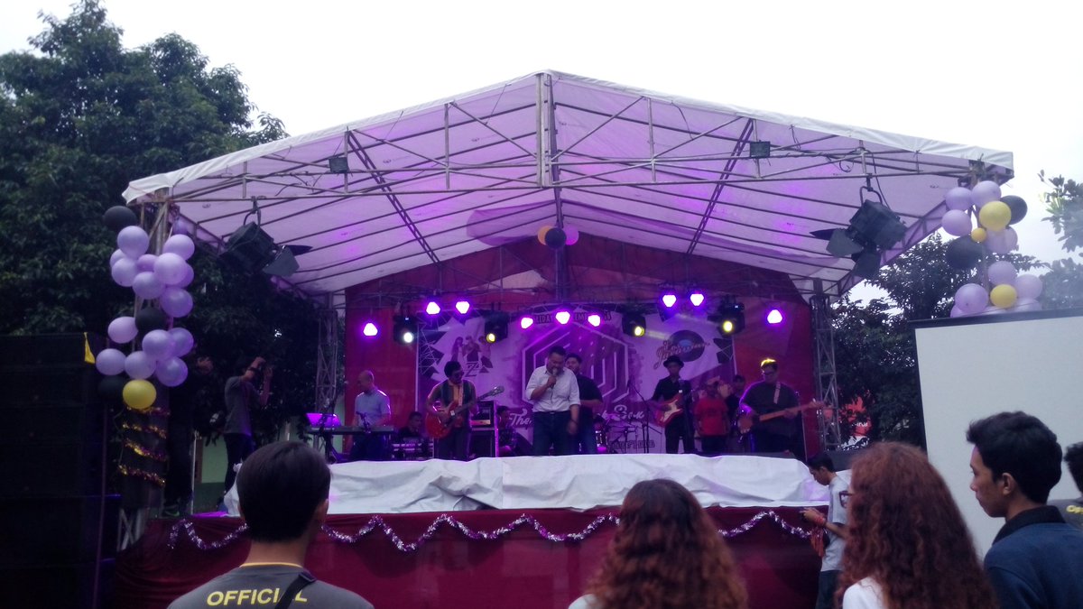 FisipDays's tweet photo. Now on Stage, Los Javanian! #salamkotakhitam https://t.co/WiIhrV8jps