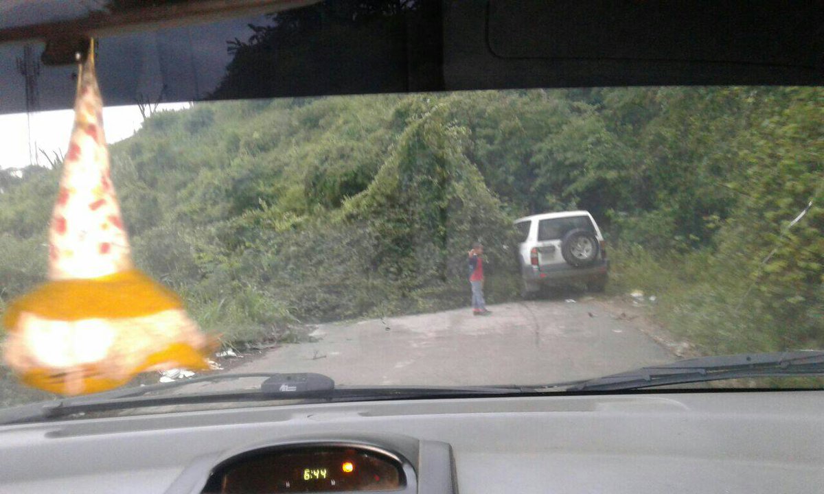 TrafficVial987's tweet photo. #Guarenas Árbol caído entre nueva y ciudad Casarapa. Paso restringido @UrbNvaCasarapa https://t.co/njMifauyBJ