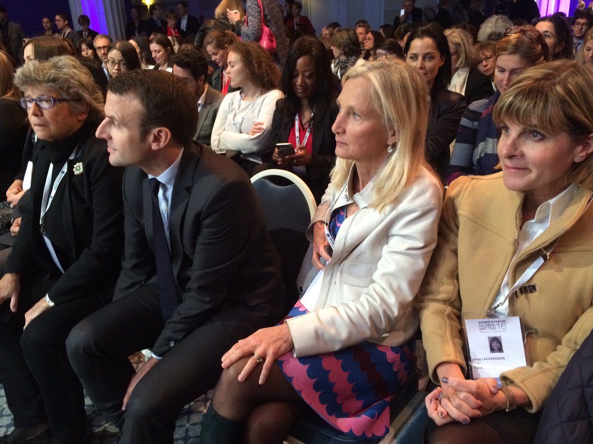 Emmanuel Macron ravi de son expérience au Women s forum! Il promet la parité á l assemblée et ailleurs.
