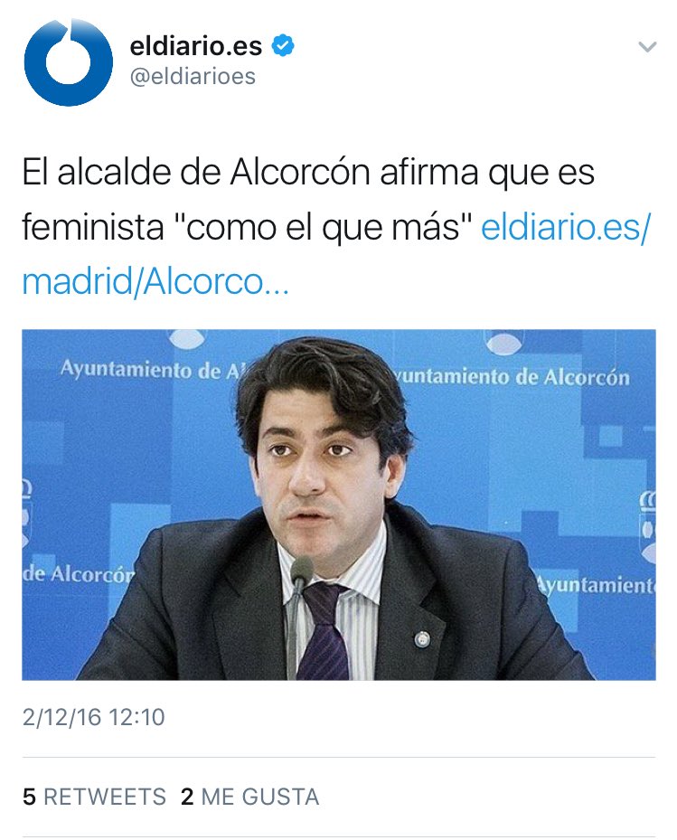 BuArena's tweet photo. El curioso fenómeno que convierte la bandera feminista en obstáculo cuando la lleva una mujer y en acreditación cuando la lleva un hombre. https://t.co/nc2VN3Cubf