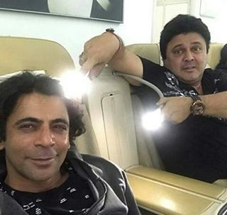 SubhamThakur_'s tweet photo. Aiese kon selfie flash deta hai bhai ? 😂😂 @WhoSunilGrover @kingaliasgar https://t.co/aqHlezXXnO