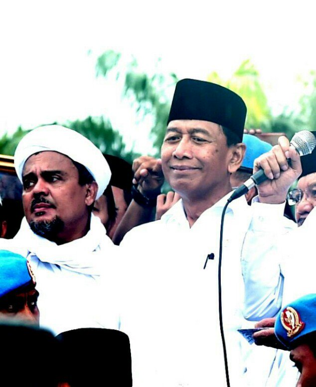 fullmoonfolks's tweet photo. Cie Wiranto sama Rizieq sebelahan tapi sok-sok ngga kenal :)) https://t.co/o9YAK9VITK