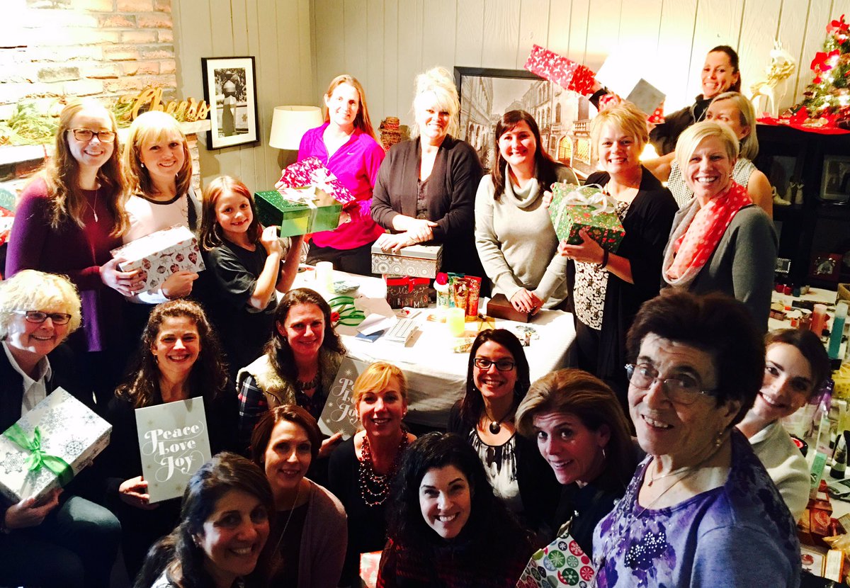 RebeccaSeaman7's tweet image. Girls night in LDN 68 Shoeboxes filled by generous women giving back. Thank you for putting it all together @MerianoL #inspriational