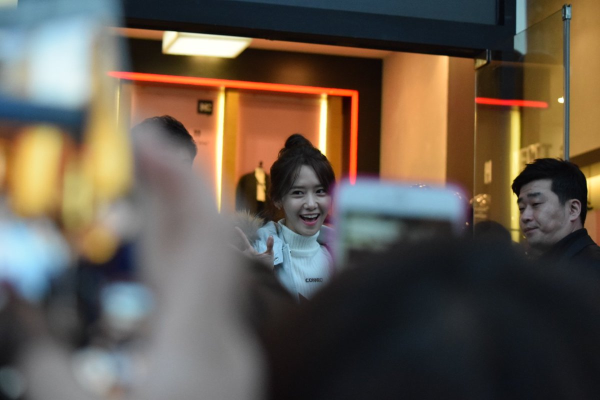 [PIC][02-12-2016]YoonA tham dự sự kiện Fansign "Love & Thanks Festival!" của thương hiệu H:CONNECT tại Gangnam Flagship Store vào chiều nay - Page 2 CyqvllfVEAATsE_