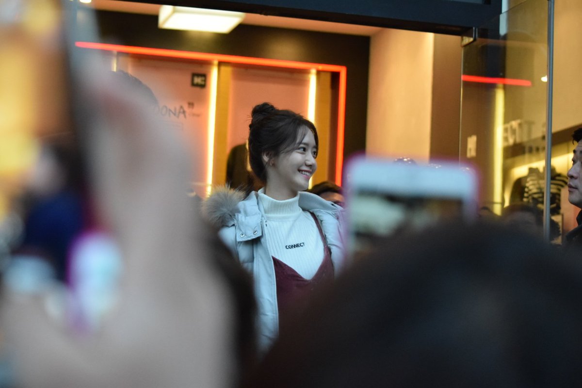 [PIC][02-12-2016]YoonA tham dự sự kiện Fansign "Love & Thanks Festival!" của thương hiệu H:CONNECT tại Gangnam Flagship Store vào chiều nay - Page 2 Cyqvu0KUoAA2KXS
