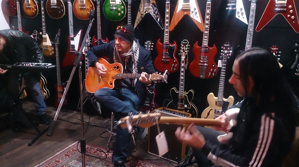 Fiesta de inauguración de <a href="/ardemadrid1/">Ardemadrid tienda</a>. Gracias a los asistentes y músicos q tocaron:David Cerro, Alvaro Tenorio y cia <a href="/eldoradorock/">eldorado</a> y María