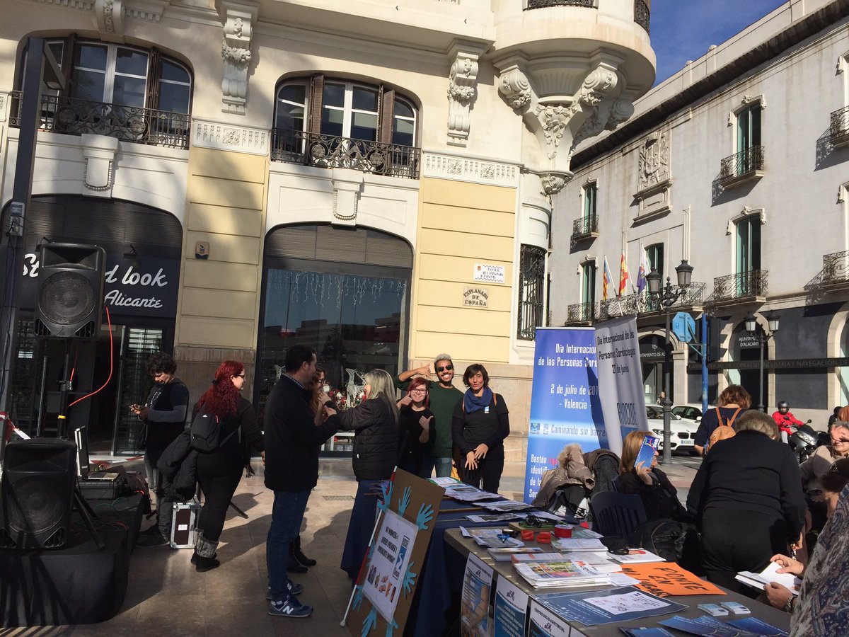 ASOCIDECV's tweet photo. Alumnxs IES Victoria Kent colaboran con ASOCIDE CV en Dia Internacional de la Personas con Discapacidad #discapacidad #personasSordociegas https://t.co/EeW9gTsx1c
