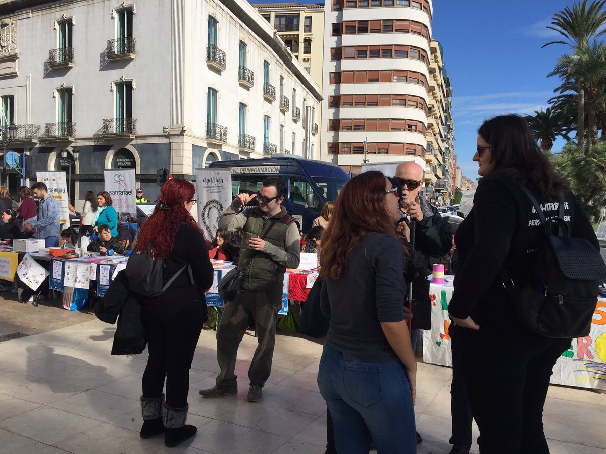 ASOCIDECV's tweet photo. Alumnxs IES Victoria Kent colaboran con ASOCIDE CV en Dia Internacional de la Personas con Discapacidad #discapacidad #personasSordociegas https://t.co/EeW9gTsx1c
