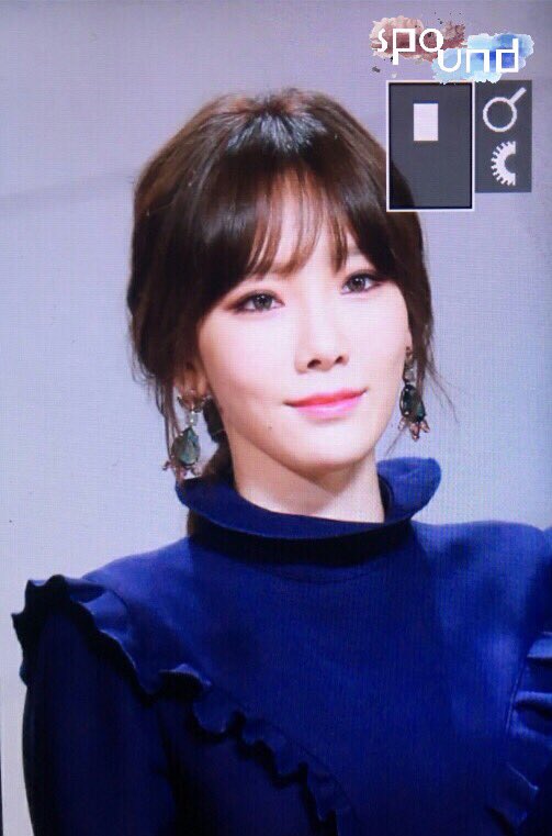 [PIC][01-12-2016]TaeYeon khởi hành đi Hồng Kông để tham dự "2016 Mnet Asian Music Awards" vào hôm nay  - Page 4 Cyqzg9RUQAAd3oz