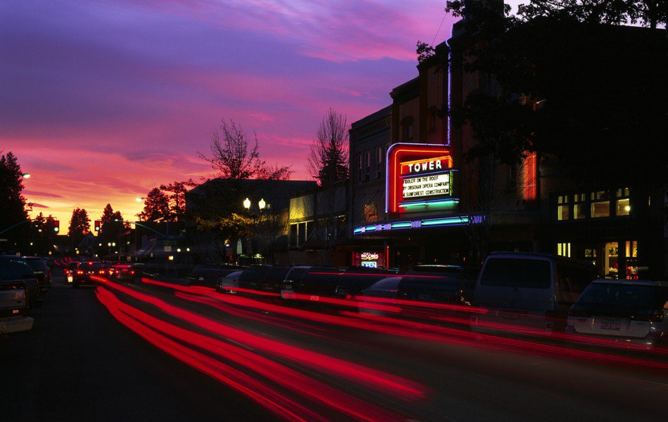 CentralORsbest's tweet photo. Who will be in #DowntownBend tonight for the last First Friday of 2016? Get out and #ShopSmall for the holidays! https://t.co/oA0b3WF0x1