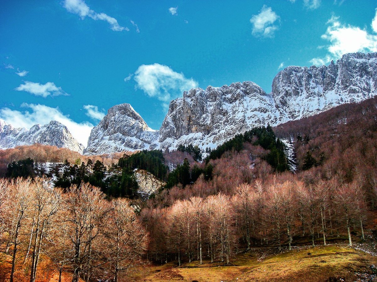 La sierra de Alano, con el Achar a la cabeza, se eleva hacia el cielo en el valle de Zuriza. Qué buen lugar para respirar y sentir Aragón.