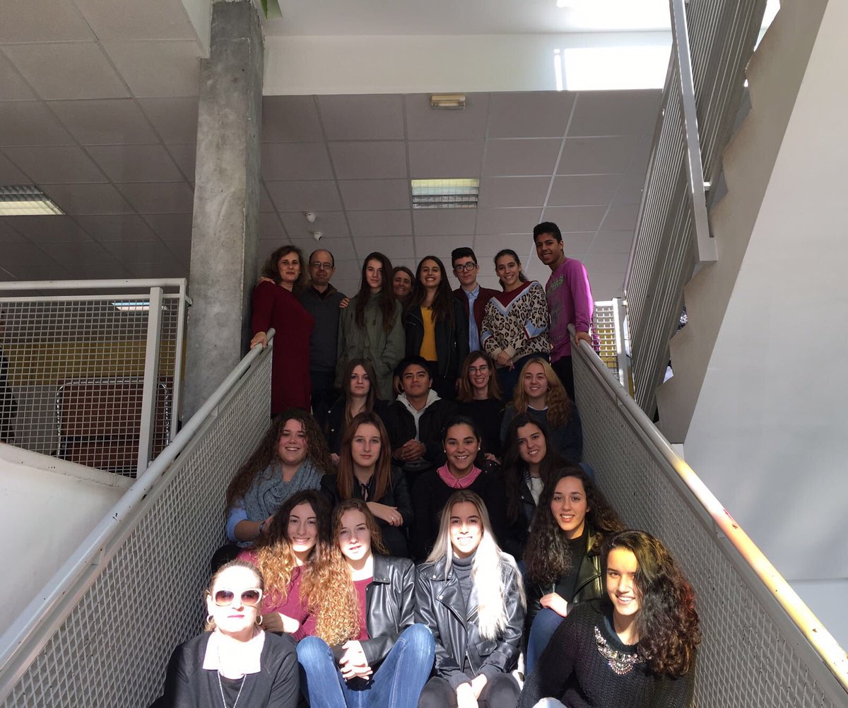 Liverpuliana's tweet photo. Suerte d trabajar con estas compis y d dar clase a parte de estos alumnos. En nada,a Estrasburgo gracias @ArchenaRunsToEU @EUMU_30 https://t.co/nbUsEu2xhJ