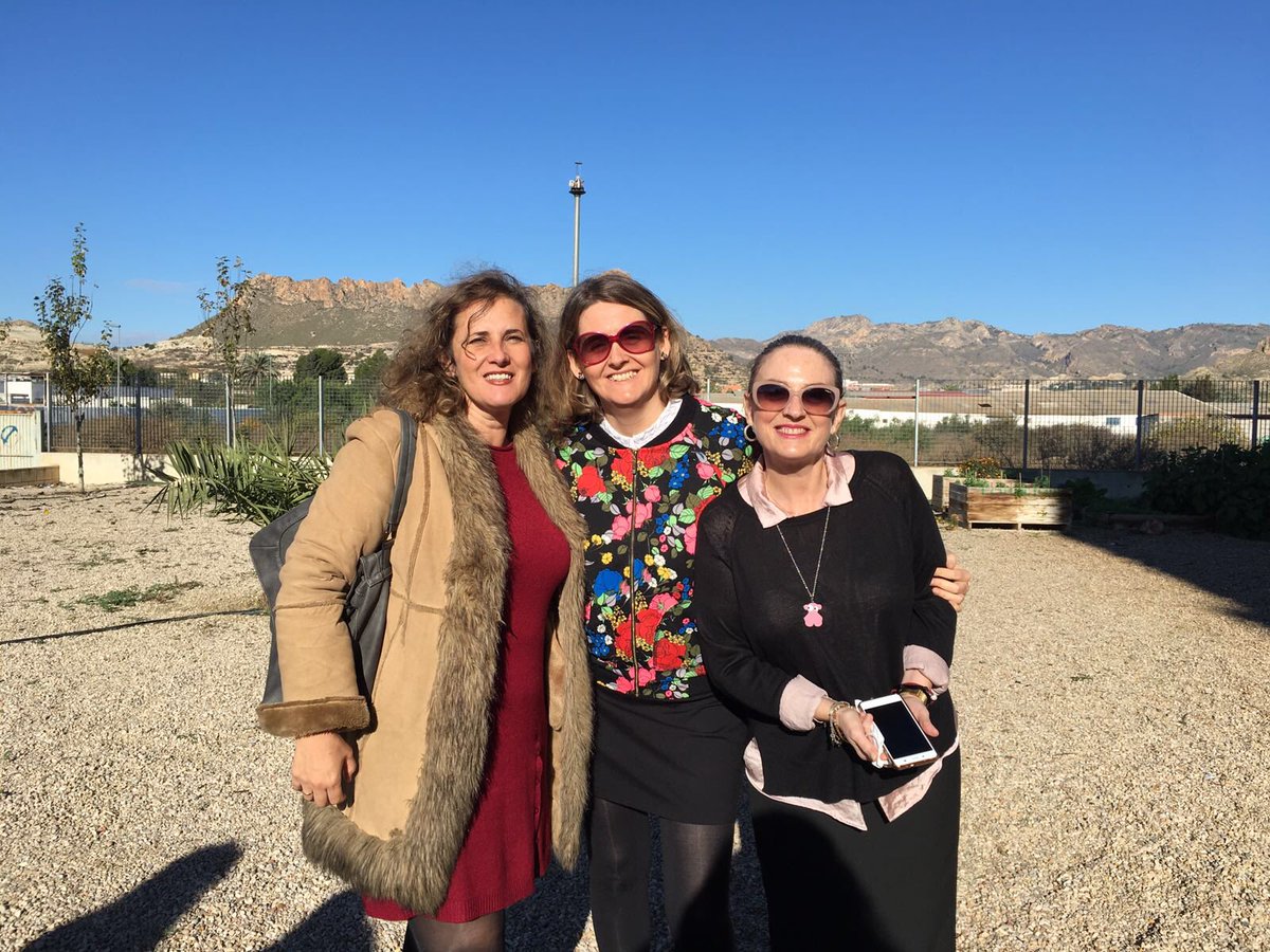 Liverpuliana's tweet photo. Suerte d trabajar con estas compis y d dar clase a parte de estos alumnos. En nada,a Estrasburgo gracias @ArchenaRunsToEU @EUMU_30 https://t.co/nbUsEu2xhJ
