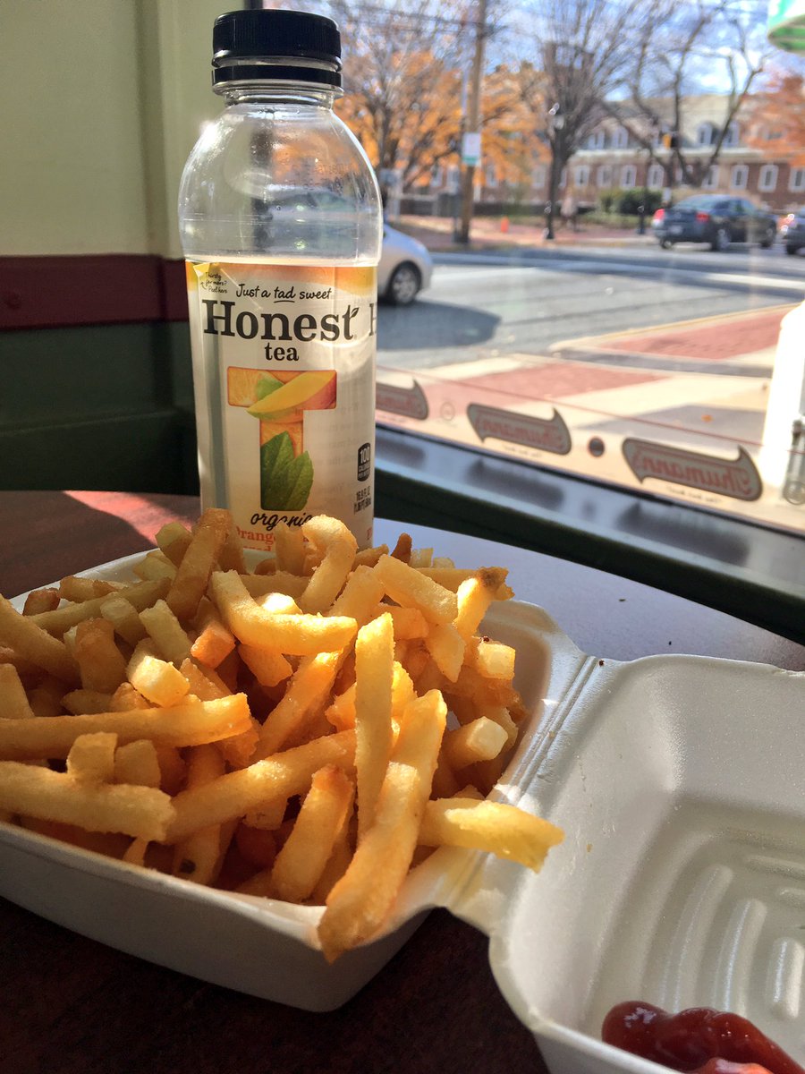 Happy Fry-day! Not sure how I didn't know that <a href="/NDBagels/">Newark Deli & Bagels</a> serves fries until now 😋