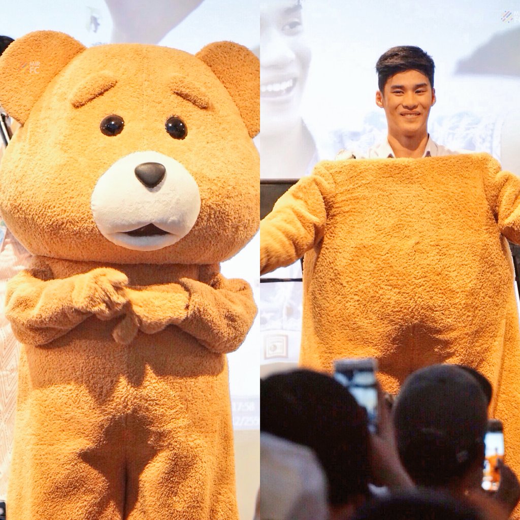 Mookna_MM's tweet photo. หมีตัวนี้น่ารัก ร้อนไหมอยู่ในนั้นตั้งนาน
รักพีคน่ะ ภีมพลคนดี💓 
@peakpeemapol #peakpeemapol 
#LoveatfirstPEAK #รักแรกพีค
📷Cr.#makeitrightfc 🙏 https://t.co/1PX5YQt659