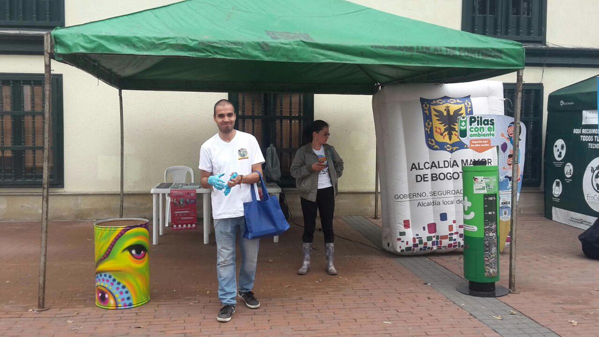 NodoUDCA's tweet photo. Seguimos en campaña de recolección en la localidad de Fontibon. @PilasColombia https://t.co/LhYRgmEnJr