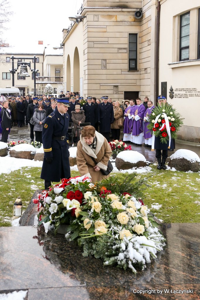 wojlacz1's tweet photo. Rocznica strajku w #WGSP, mszy przewodniczył kard. K. #Nycz, kwiaty od Prezydenta RP złożyła Z. #Ronaszewska @archwwa https://t.co/mbrA7wyIpA