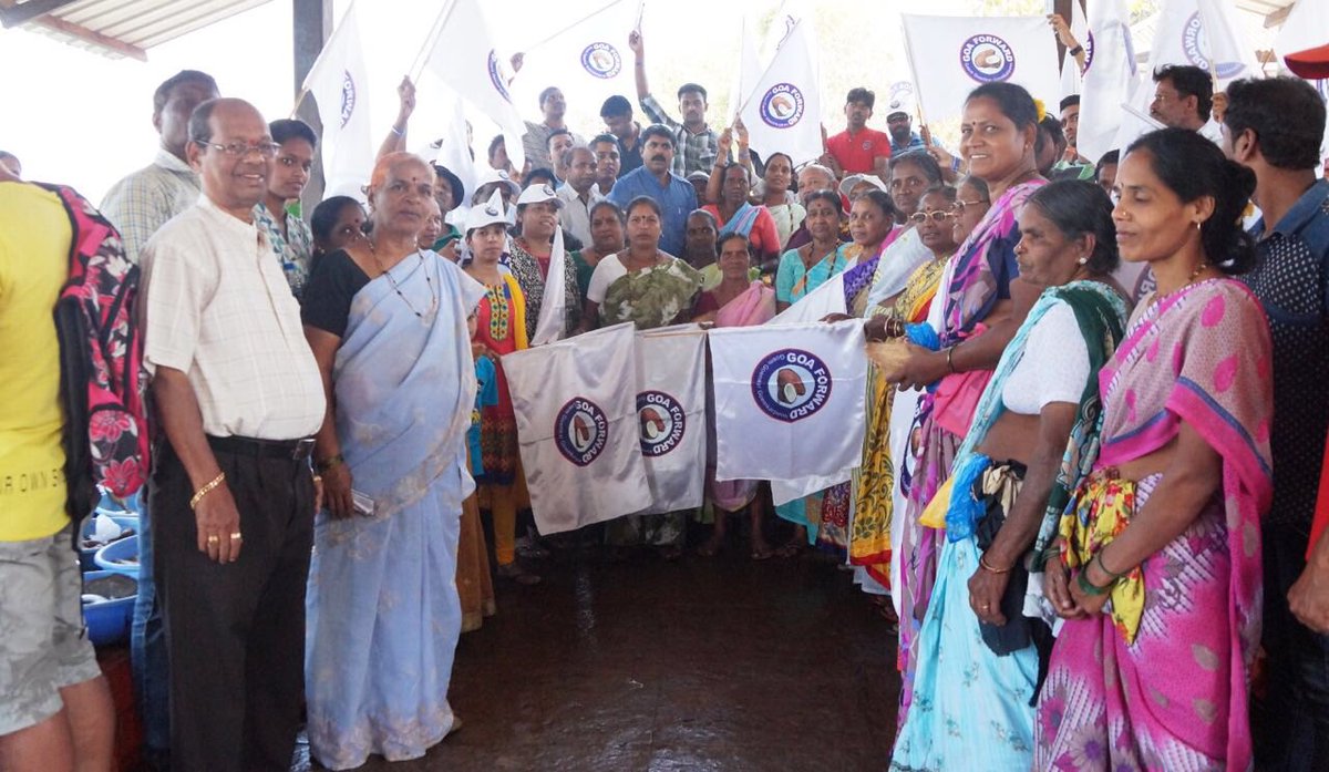 Goaforwardparty's tweet photo. Fishermen/Women pledge support to @Goaforwardparty Candidate Shri Vinod Palyekar inpresence of GF Mentor MLA @VijaiSardesai . #SiolimForward https://t.co/o66O4BSyFx