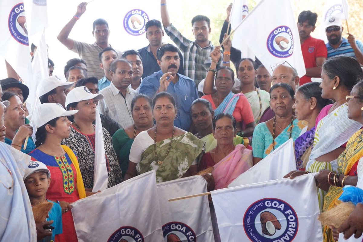 Goaforwardparty's tweet photo. Fishermen/Women pledge support to @Goaforwardparty Candidate Shri Vinod Palyekar inpresence of GF Mentor MLA @VijaiSardesai . #SiolimForward https://t.co/o66O4BSyFx