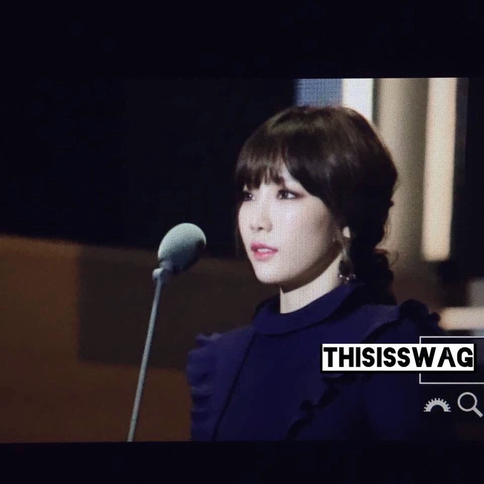 [PIC][01-12-2016]TaeYeon khởi hành đi Hồng Kông để tham dự "2016 Mnet Asian Music Awards" vào hôm nay  - Page 4 CyrC0yZUkAAMMKg