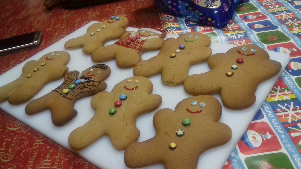 SusieDoyleC's tweet photo. Well done to everyone at The Foyer who baked to support the Oasis Aquila Housing Christmas Appeal! They look awesome! #OAHbake @oasisaquila https://t.co/kRFPMJtpGZ