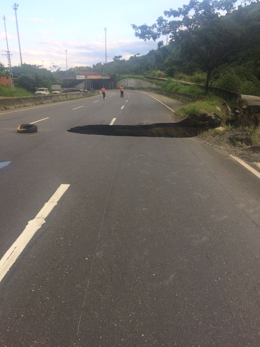 ReporteYa's tweet photo. #2D 9:10 am Mucho cuidado los que van a Higuerote peligroso hueco antes de Caucagua   https://t.co/3kD9wrIKYc #Miranda - @rubensdio
