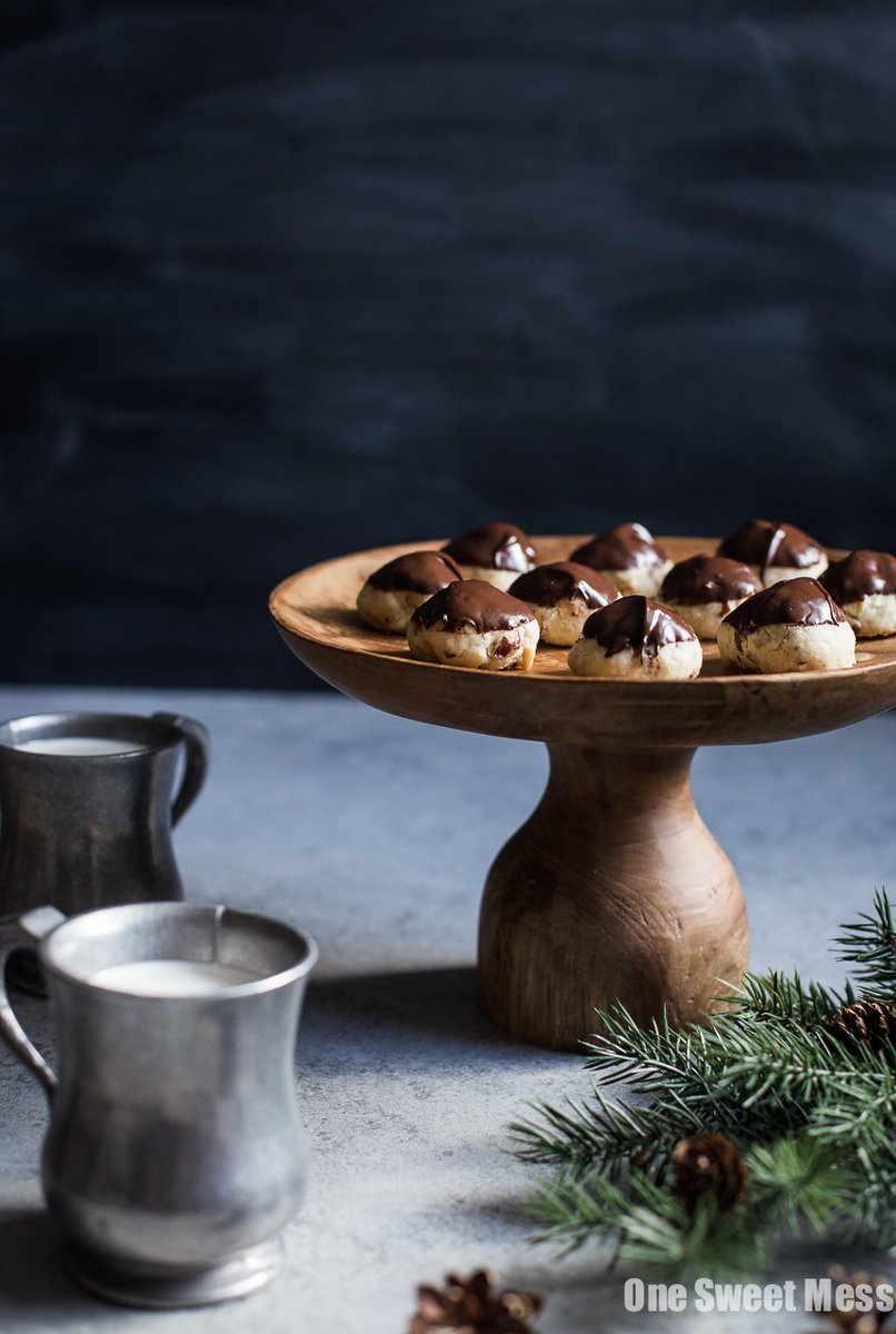 {New} Chocolate Dipped Hazelnut Sandies. So buttery. So toasty! - onesweetmess.com/2016/12/01/cho… <a href="/DiamondNuts/">Diamond Nuts</a> #cookies #christmascookies