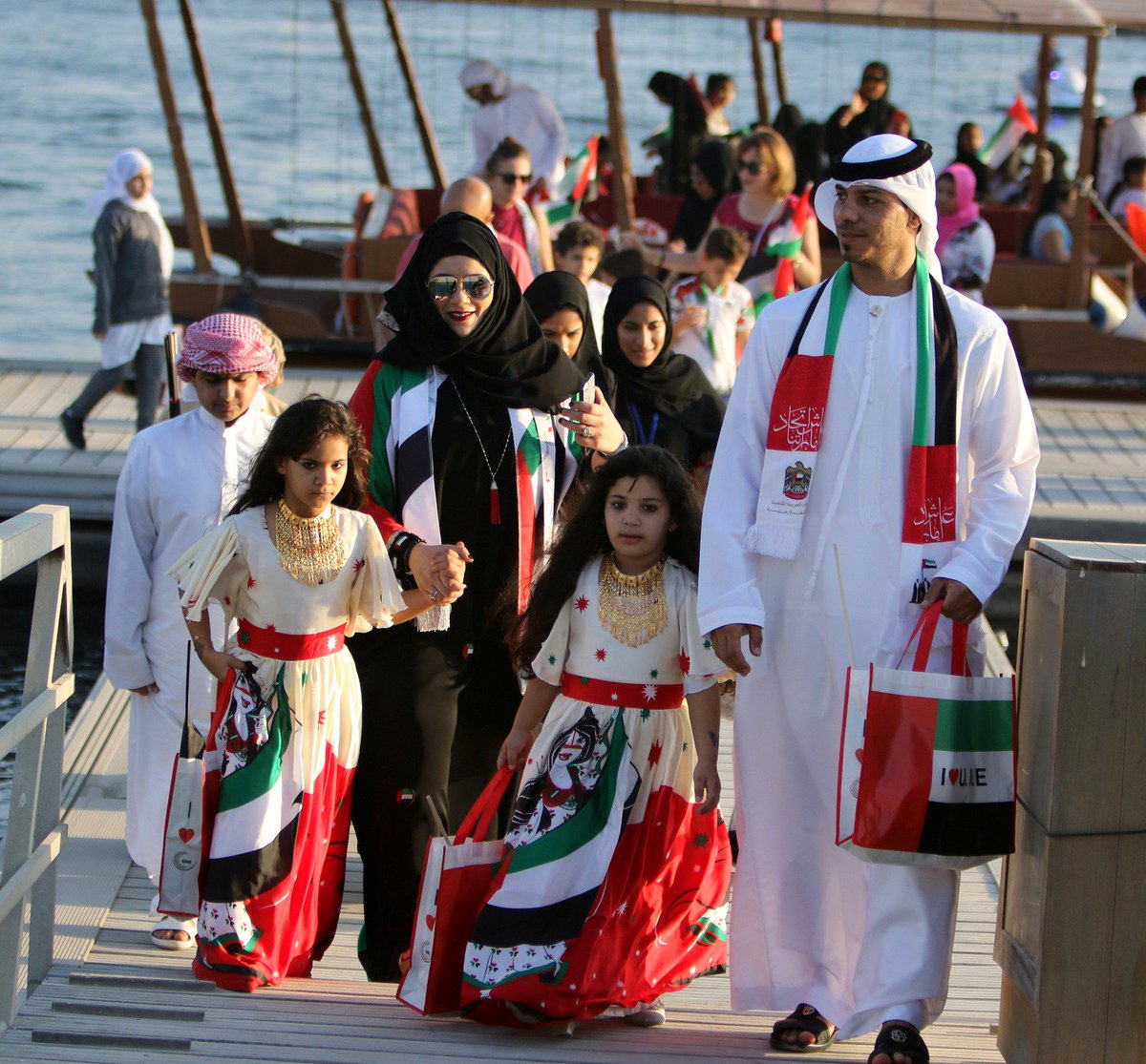 khaleejtimes's tweet image. [PHOTO] People arrive at Khan Beach after #UAENationalDay parade on Friday afternoon in Sharjah  – Photo by M.Sajjad
