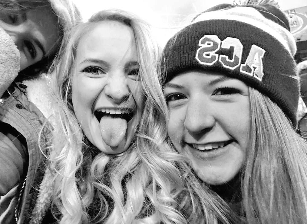 madisoncummngs's tweet photo. happy bday to my neighbor/BFF/#2020Fort #TheL0lCam #RoxyLikeAPuma #WeBrokeATree #MatchingBackpacks #DrivewayFireCrackers  @Ryli_Crego ❤️❤️🎉 https://t.co/mj5kosgdMX