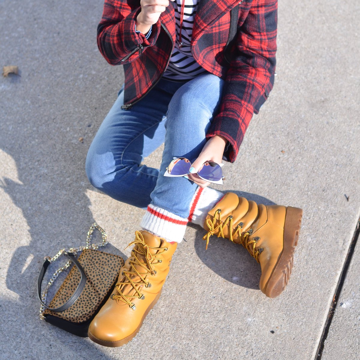PinkMillennial_'s tweet photo. Who had a pair of these @CougarBoots boots when they were younger? I've falling in ❤️ all over again #getintooutside https://t.co/MclEqeXzWV