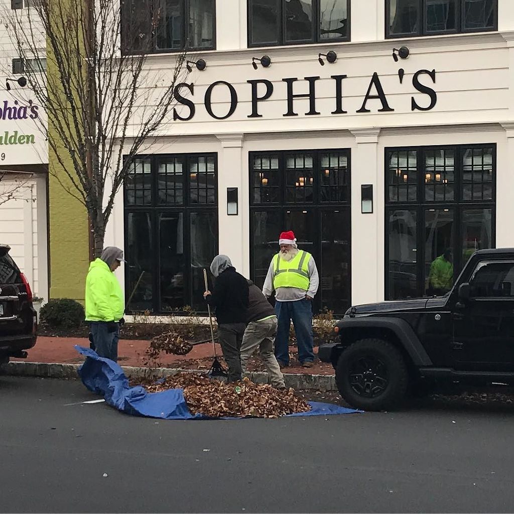 AllisonZang's tweet photo. Santa spotted was do gooding this morning in walden. #shopsatwalden #absolutepilates #char… https://t.co/5N2OYfasEl https://t.co/c3ieJ30M6w