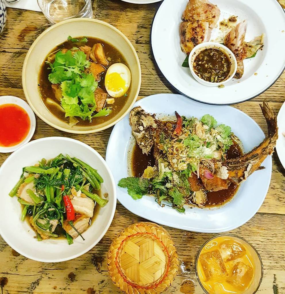 The Feasting never seems to stop! Catching up with @selenatoday_ @beingcthompson and a hun… ift.tt/2gNXVri