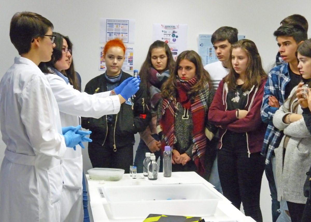 UDC_gal's tweet photo. O CICA recibe a visita de alumnos dun proxecto internacional sobre o téxtil https://t.co/EsRjLD1Oex https://t.co/hm9M7Qny3X