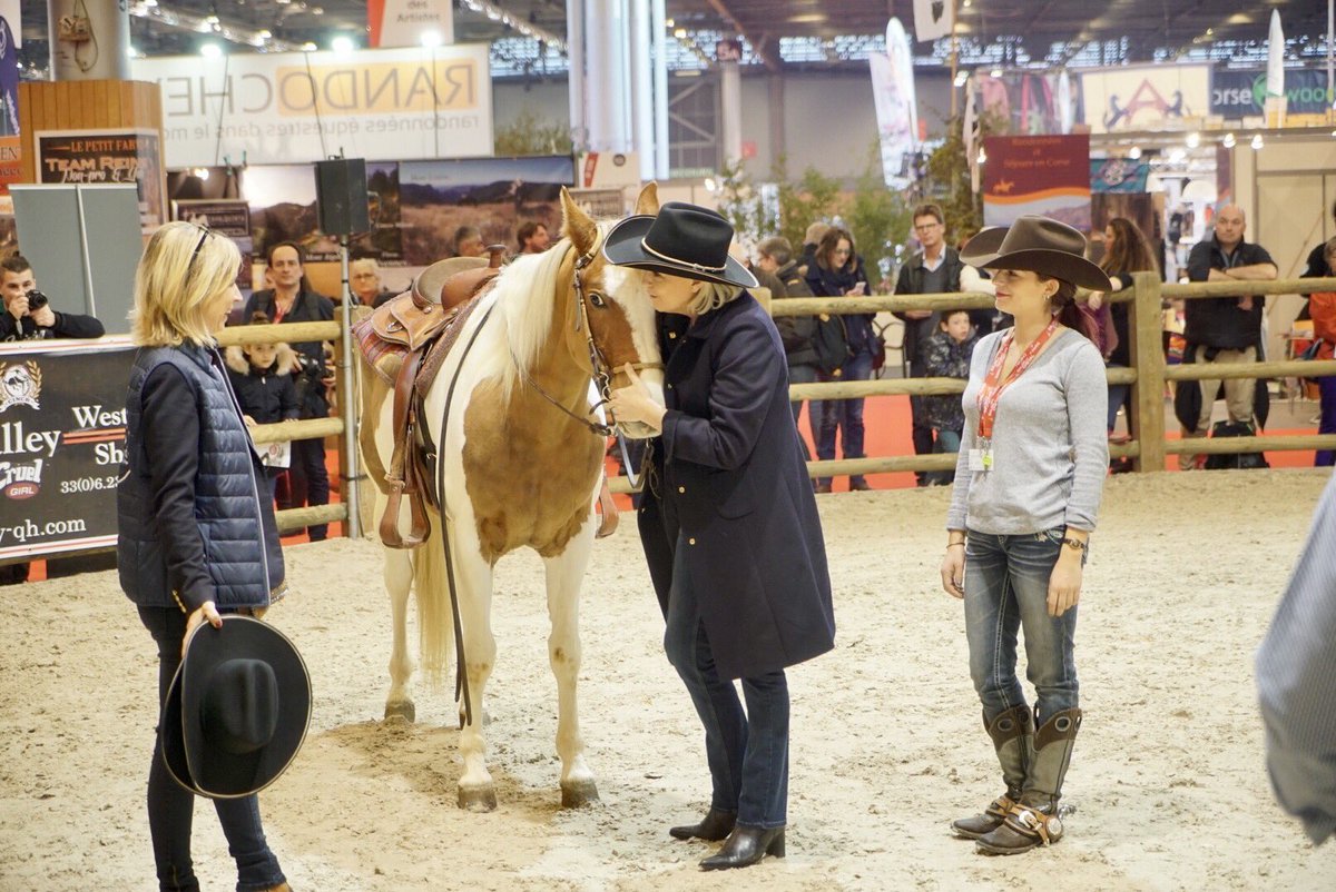 JulieApricena's tweet photo. .@MLP_officiel au #salonducheval en marche pour 2017.
La jeunesse patriote aussi #AvecMarine .
#FNJCher https://t.co/gHBUsvccC5