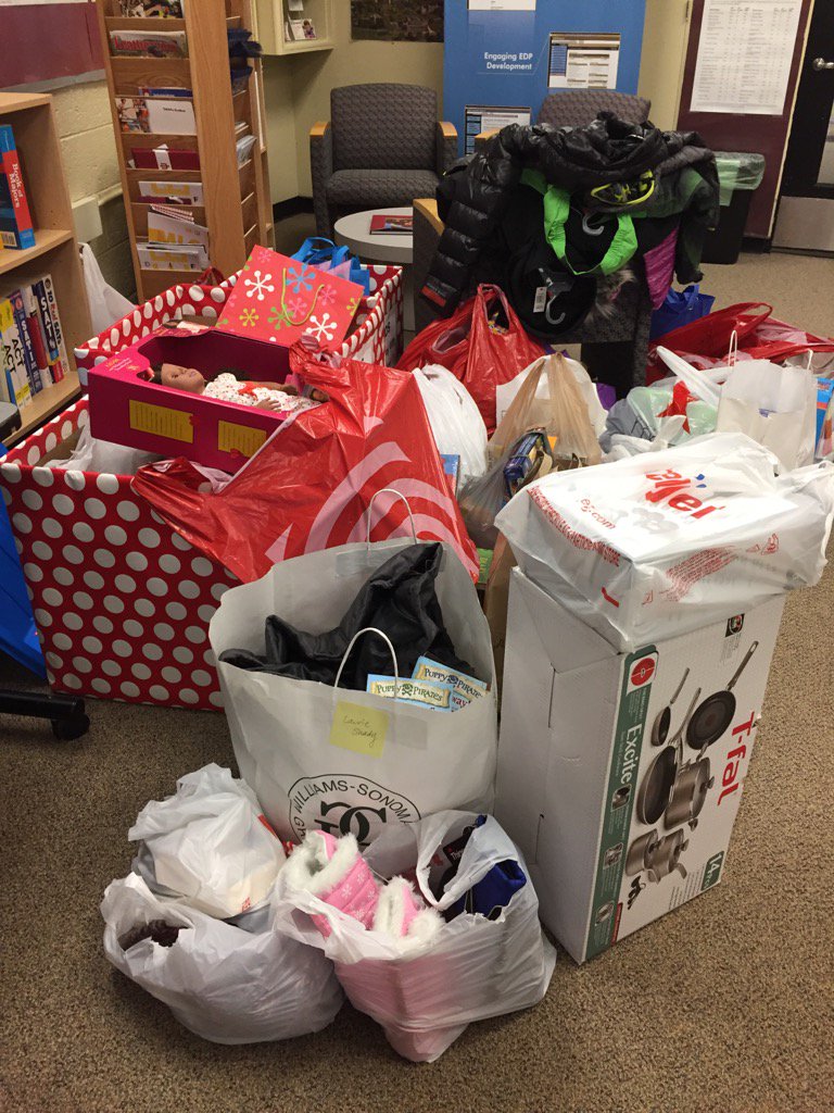 JStahlCollege's tweet photo. Seaholm families support this holiday! #stahlcollege #giving2others #generous https://t.co/GlGrBIheSj