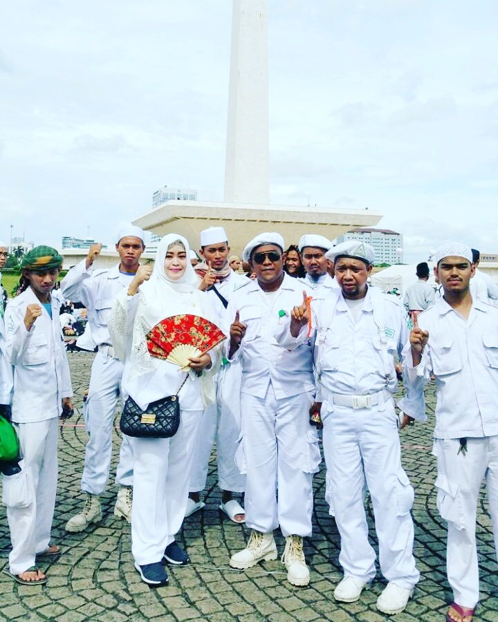 fahiraidris's tweet photo. 21. Terima kasih banyak kpd Laskar FPI yg mengantarkan sy dari Pintu Gambir hingga ke Panggung Utama💕 #SuperDamai212 https://t.co/2LAysSC4Rg