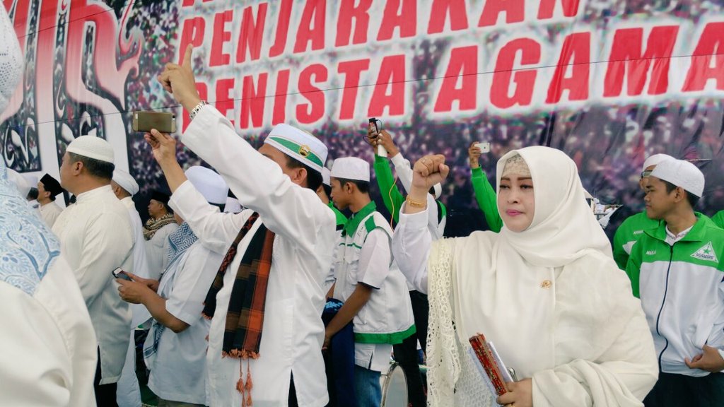 fahiraidris's tweet photo. 21. Terima kasih banyak kpd Laskar FPI yg mengantarkan sy dari Pintu Gambir hingga ke Panggung Utama💕 #SuperDamai212 https://t.co/2LAysSC4Rg