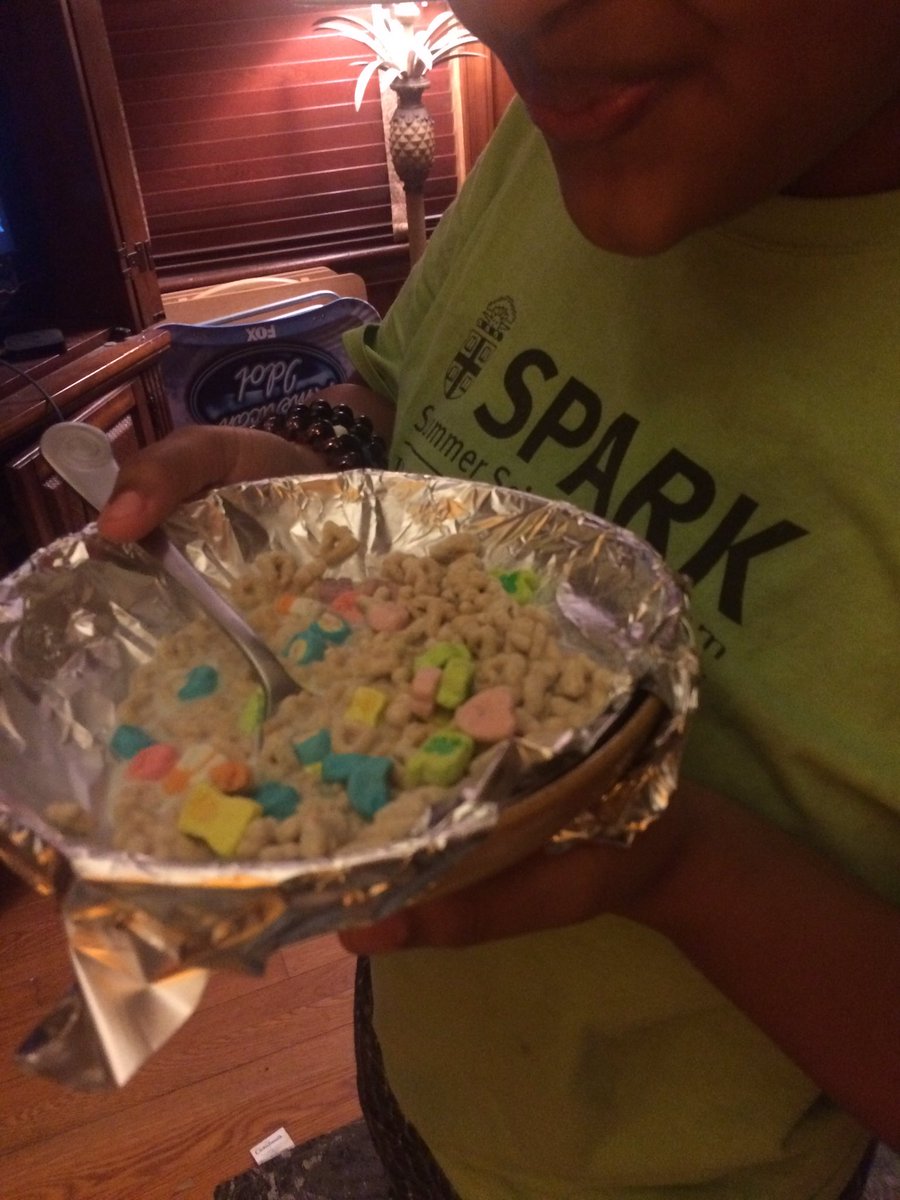 DCAllisontv's tweet photo. #Fab5Pics Spencer trying to get out of washing her cereal bowl 😂 https://t.co/5Ca8pDjfry