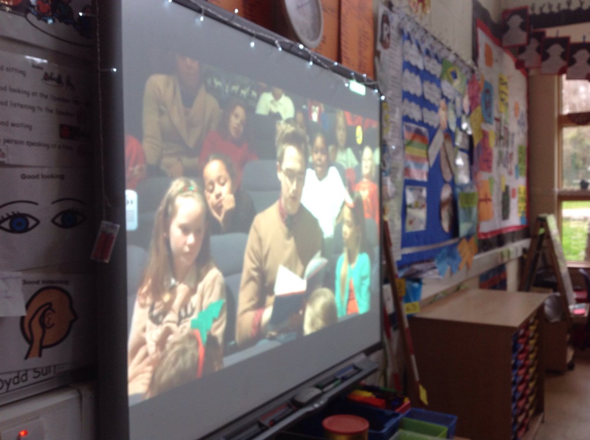 Year 6 enjoying the live streaming of Tom Flechers 'The Christmasaurus' @RogPrmSch <a href="/PuffinBooks/">PuffinBooks</a> <a href="/tomflecher/">Te amo tom</a>