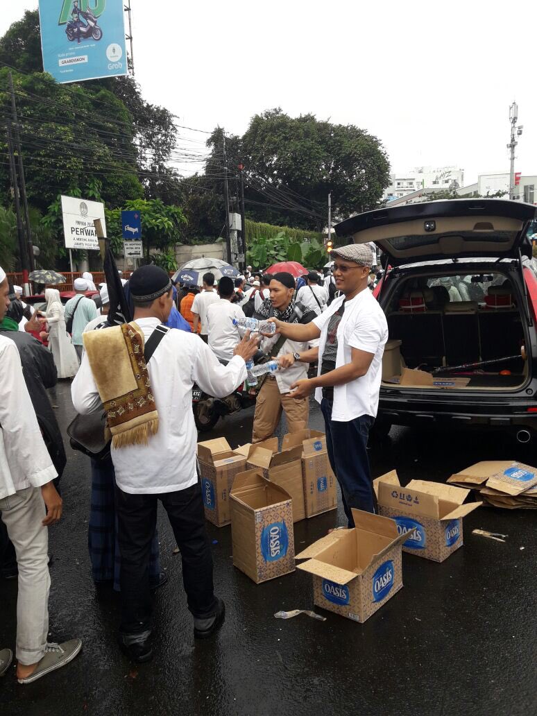 Aleg <a href="/FPKSDPRRI/">Fraksi PKS DPR RI</a> dari Joga <a href="/DrSukamta/">Dr Sukamta</a> memilih bagi air minum kpd peserta #SuperDamai212, gak nyangka kalo anggota <a href="/DPR_RI/">DPR RI</a> kan ?<a href="/PKSejahtera/">DPP PKS</a>