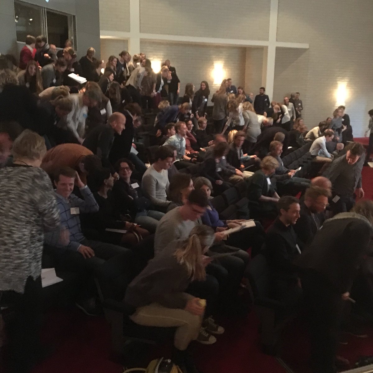 RRDNL's tweet photo. Alle deelnemers van het #SMALLL2016 Jaarcongres wagen zich aan de squat test tijdens de presentatie van Maaike Eken. @smalll_eu @HeliomareRD https://t.co/jff5R0e5AD