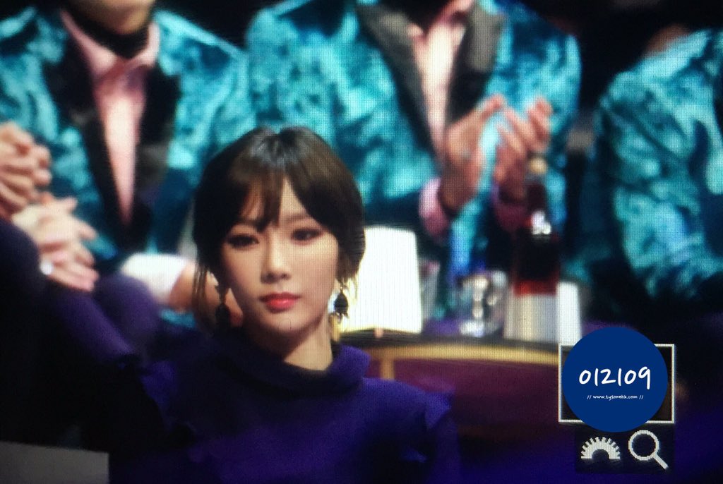 [PIC][01-12-2016]TaeYeon khởi hành đi Hồng Kông để tham dự "2016 Mnet Asian Music Awards" vào hôm nay  - Page 4 CyrVtqFVEAALGIz