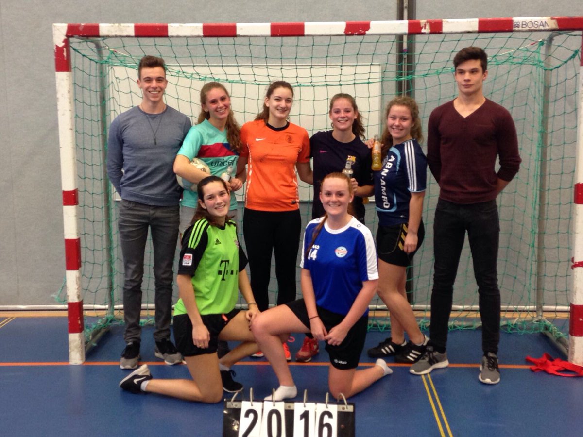 hlml's tweet photo. Winnaars damesvoetbal toernooi bovenbouw #bdc #zuidrand #fantastisch #sporttoernooi #zv5 #voetbaltoernooi https://t.co/SNTJnacL8V