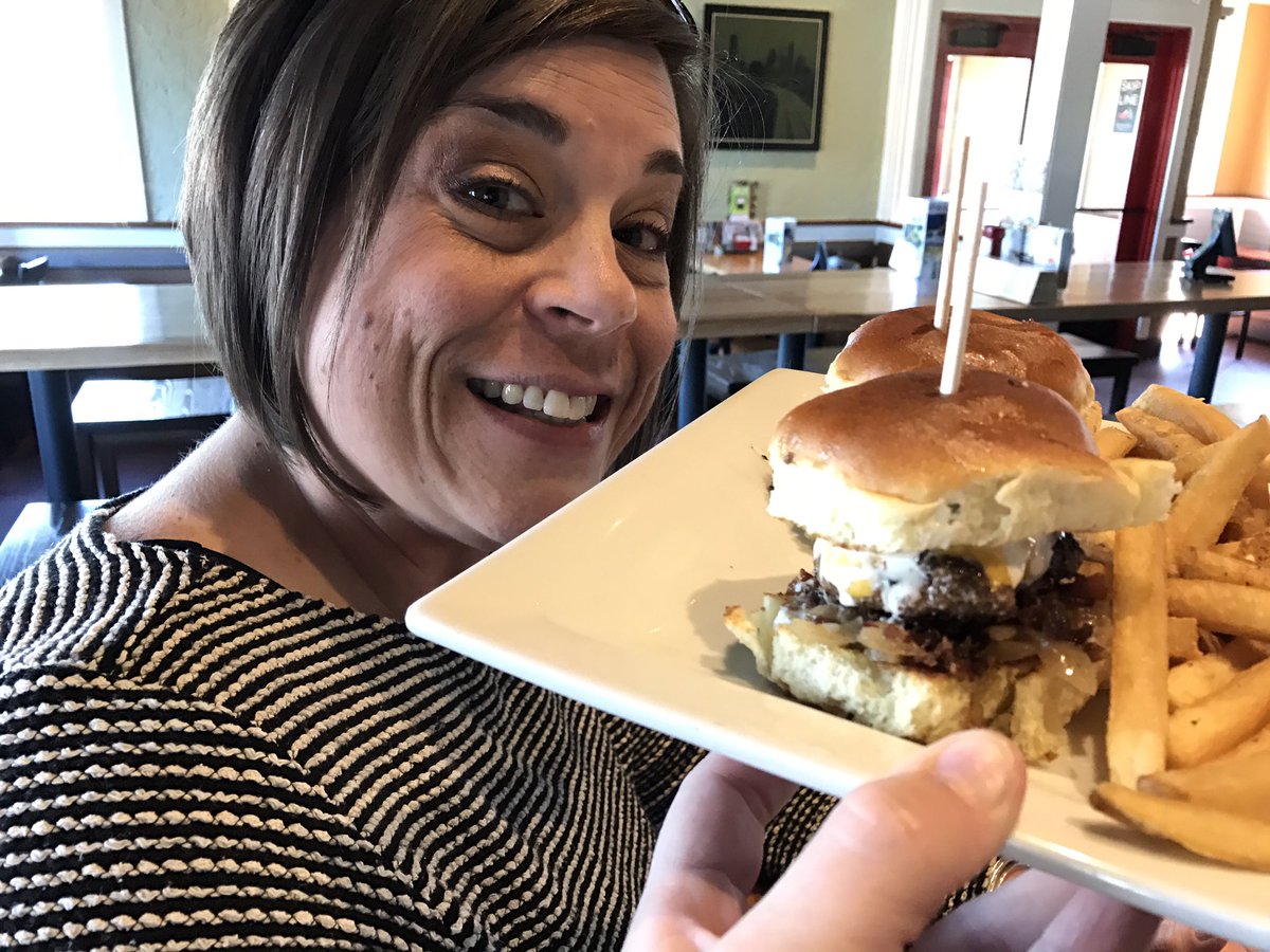 rbpuma's tweet photo. Suzy stopped by 4a quick lunch &amp; I had no idea! "Best Burger Bites shes EVER had!" Great job Irvin and Tracie!
#chilislove
#TorrenceTakeover https://t.co/IrYYar3g8h