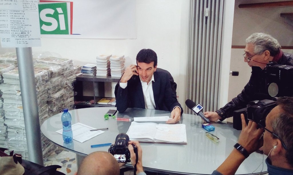 Anche il min. <a href="/maumartina/">Maurizio Martina</a> è venuto alla Casa del Sì per #SItelefonando. -2 al #4dicembre, non fermiamoci! #bastaunsi