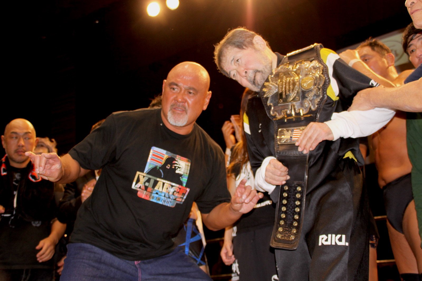 تويتر 堀江ガンツ على تويتر マサさんの反撃に ついに降参した海賊男 正体は武藤敬司 リングで闘うことで マサさんの闘争本能を引き出し 最後はガッチリと抱擁 そして記念撮影 マサさんの肩には 東京ドームで奪取した あのawa世界ヘビー級のベルト 本物